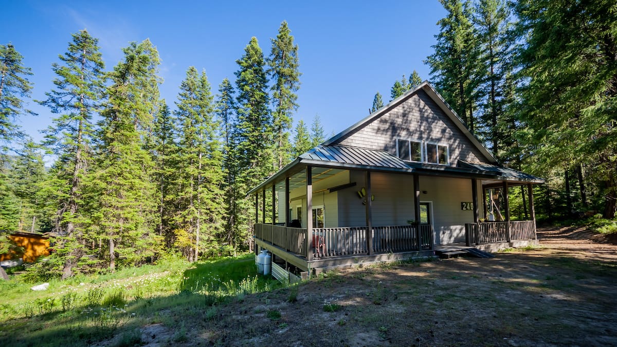 Leavenworth cabin nestled in the woods
